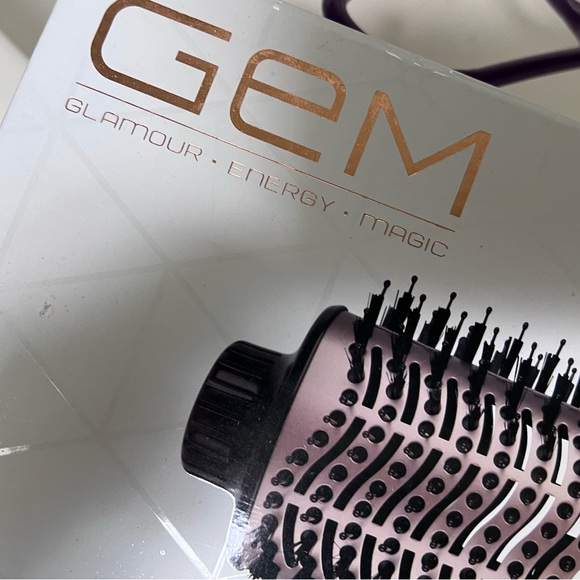 GEM Hot Air Brush
Dry Style Volumize  
NEW IN BOX - Picture 5 of 14